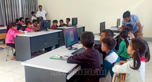 Mặc dù còn nhiều khó khăn, Trường Tiểu học Tà Mít vẫn nỗ lực đáp ứng hệ thống máy móc phục vụ cho học sinh học môn tin học.