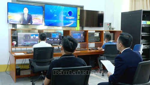 Ban Giám đốc Đài Phát thanh - Truyền hình tỉnh duyệt chương trình truyền hình trước khi phát sóng.