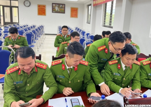 Lực lượng Công an tỉnh tập huấn nghiệp vụ cài đặt và sử dụng ứng dụng định danh điện tử (VNeID) cho cán bộ, chiến sĩ.