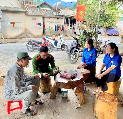 Đoàn viên, thanh niên Công an thị trấn và Đoàn thị trấn Mường Tè hỗ trợ người dân kích hoạt tài khoản định danh điện tử.